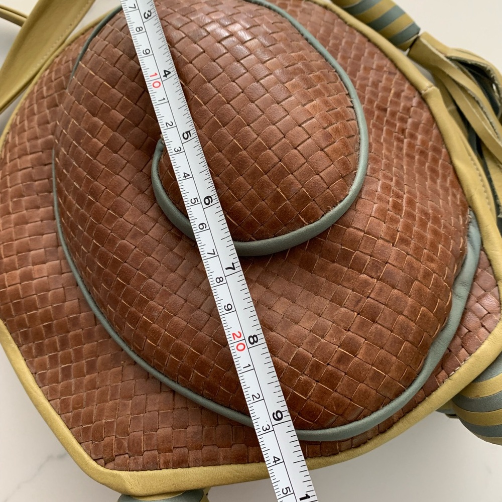 Vintage Carol Hearty Escargot Leather crossbody bag with intricate detail. - Picture 5 of 15